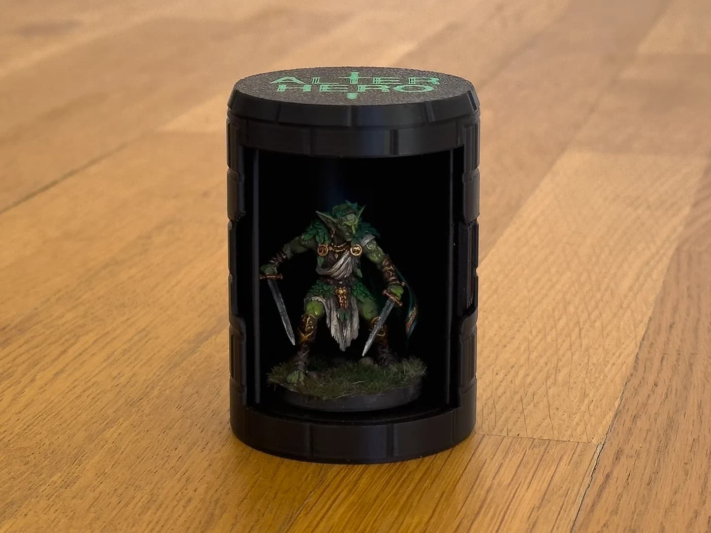 Boîte de transport ouverte, figurine peinte fixée à l'intérieur